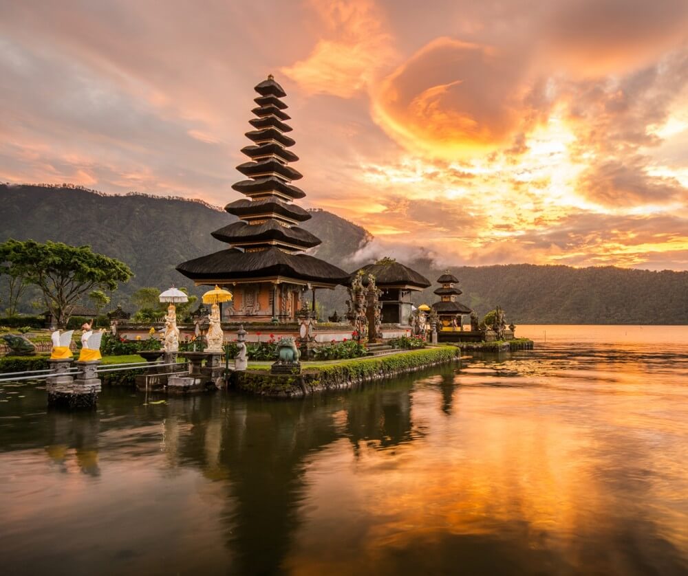 Świątynia Ulun Danu na Bali o wschodzie słońca
