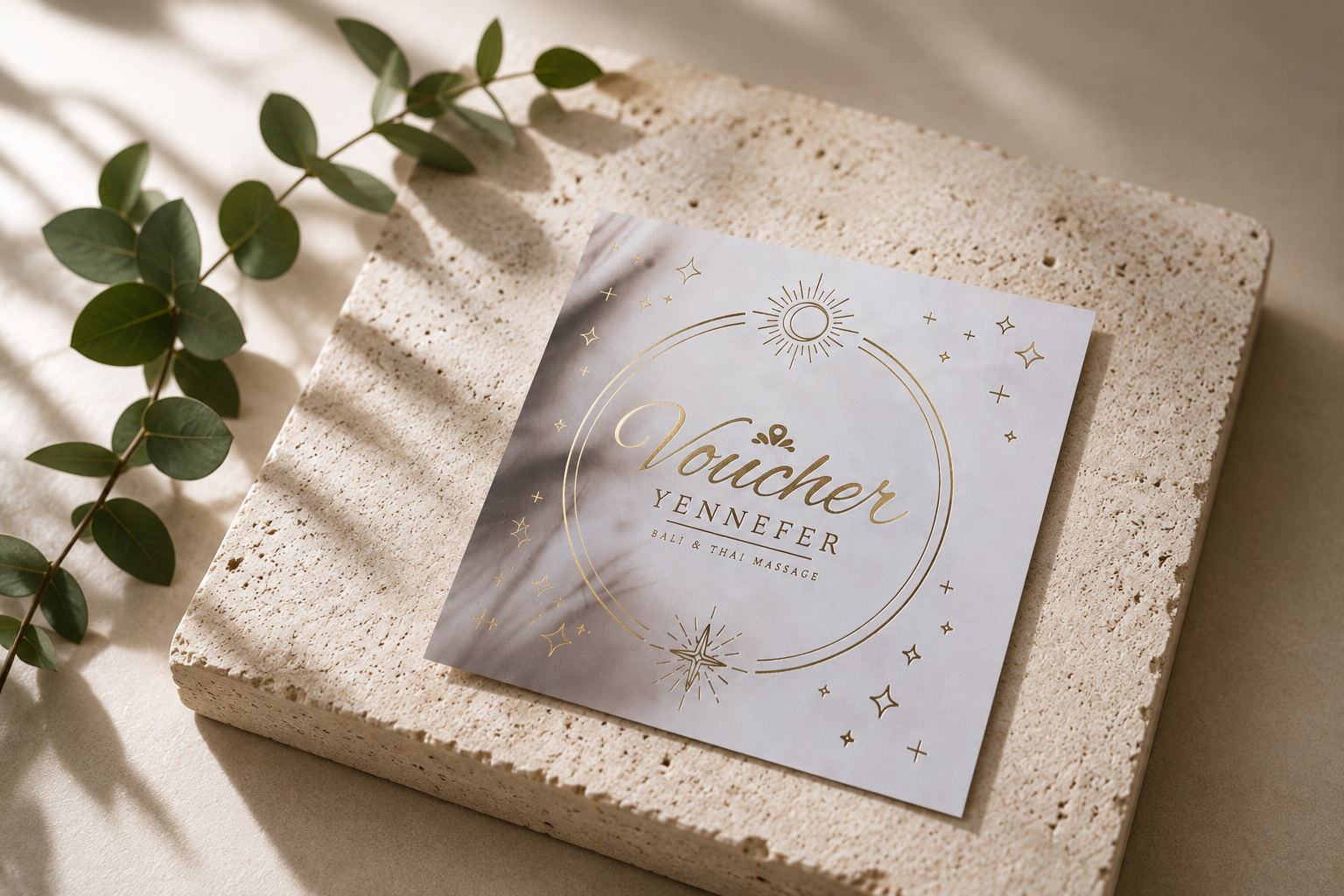 Voucher prezentowy Yennefer Bali & Thai Massage Kraków na trawertynowej płycie z gałązką eukaliptusa